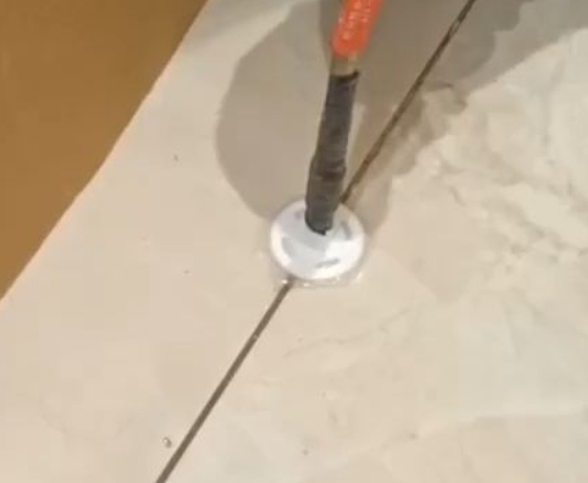 赤峰瓷砖空鼓维修公司专业解答瓷砖在铺贴过程中，如果没有涂抹均匀到位的粘结材料（如水泥砂浆或瓷砖胶），可能会导致以下问题