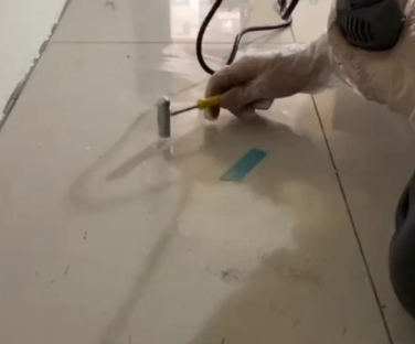 赤峰瓷砖开裂维修公司专业分享瓷砖在铺贴前如果没有沥干水分，将会导致以下问题